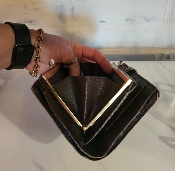 Louis Vuitton Kiss Lock Damier Wallet - Picture 4 of 12